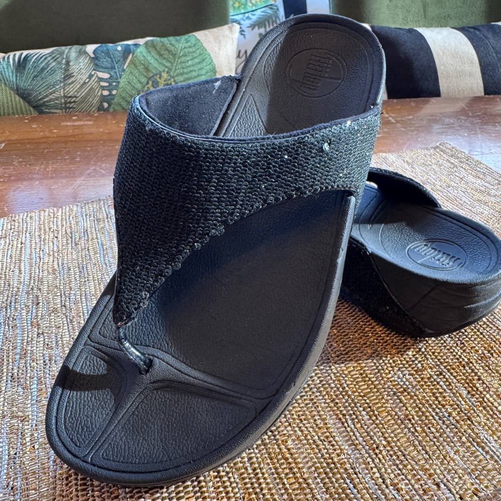 ✨ Fitflop Black Sequin Toe-strap Thong Sandals ✨